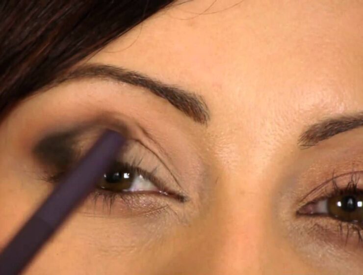 How to blend eyeshadow like a pro at home