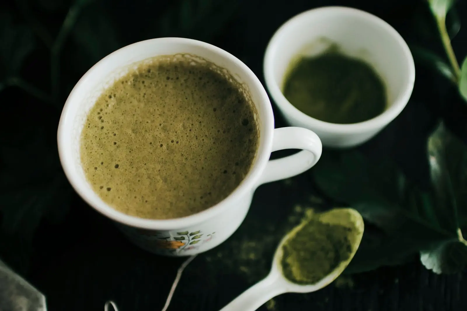 Frothy matcha latte, a fasting-friendly drink during autophagy fasting. Photo by Cherisha Norman on Pexels.