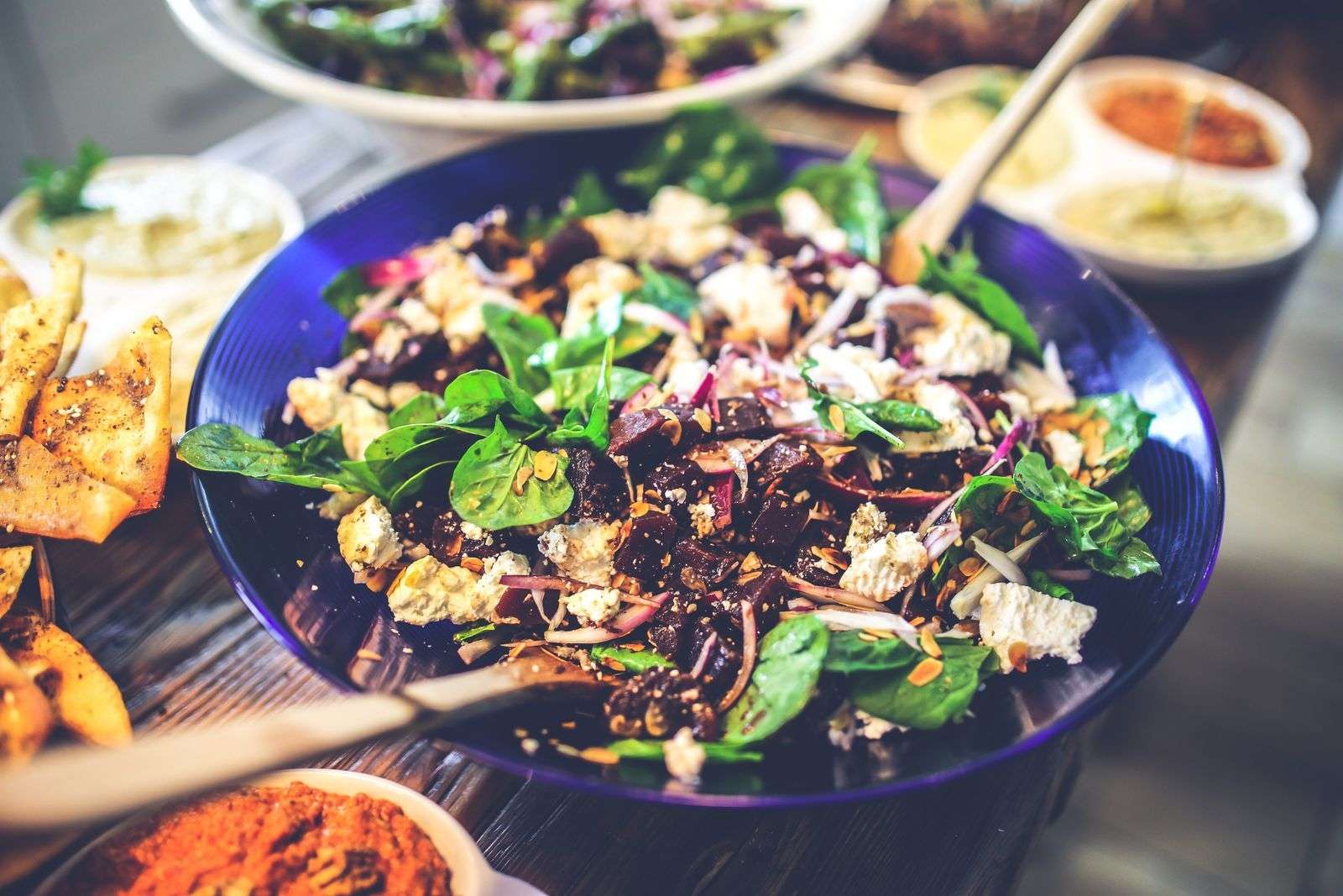 Fiber-rich spinach and vegetable salad that helps prevent signs of an unhealthy gut
